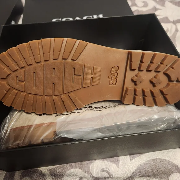 Coach Light Tan Suede Chukka Boots New In Box - Picture 3 of 3